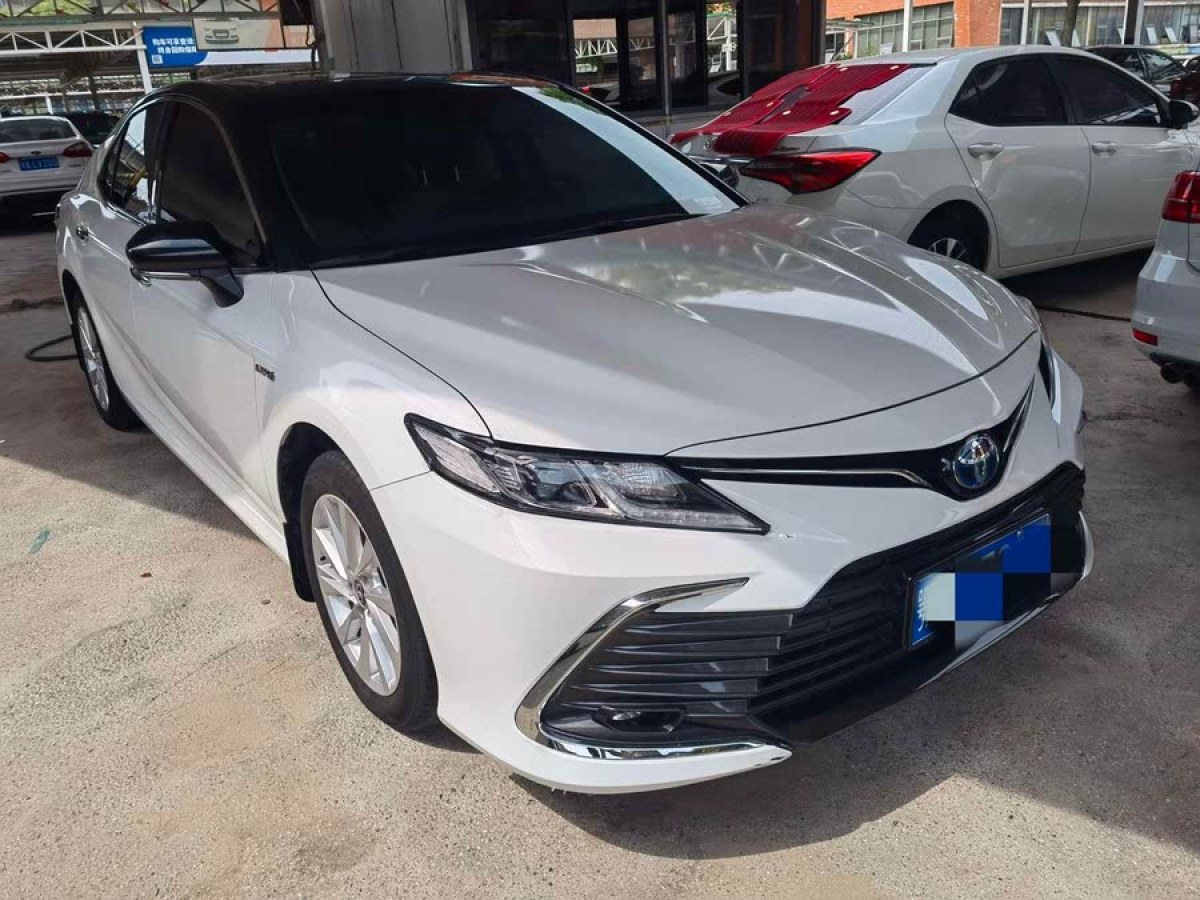 豐田 凱美瑞  2023款 雙擎 2.5HGVP 領(lǐng)先版圖片