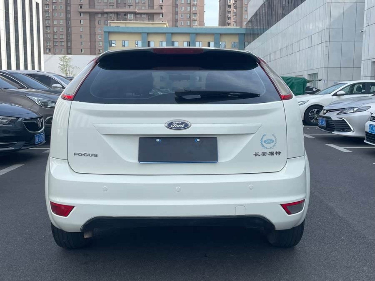 福特 福克斯  2013款 兩廂經(jīng)典 1.8L 手動百萬紀念版圖片