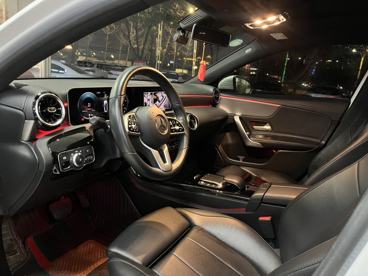 奔驰 奔驰A级  2020款 改款 A 180 L 运动轿车特殊配置图片