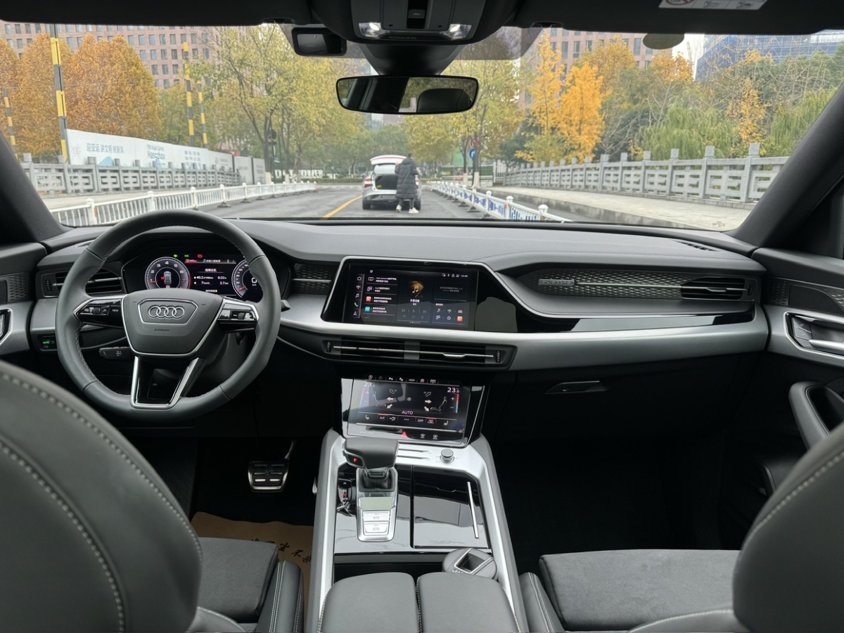 奧迪 奧迪Q6  2024款 45 TFSI quattro 齊云型 飛騎套裝 7座圖片