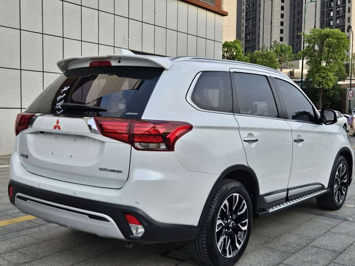 三菱 歐藍德  2021款 2.4L 四驅(qū)致享版 5座圖片