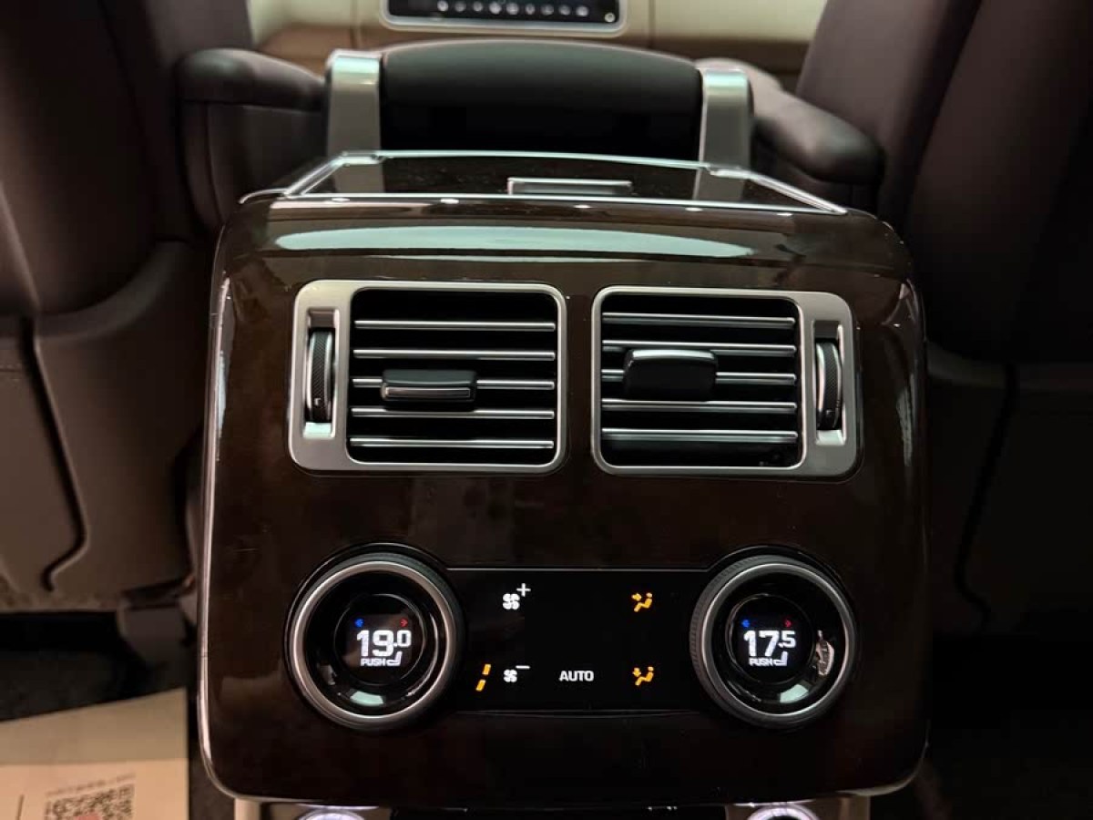 路虎 攬勝  2020款 3.0 L6 傳世加長(zhǎng)版圖片
