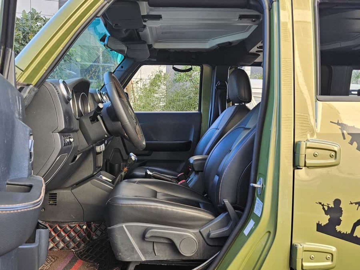 北京 BJ40  2016款 40L 2.0T 手動四驅(qū)尊貴版圖片