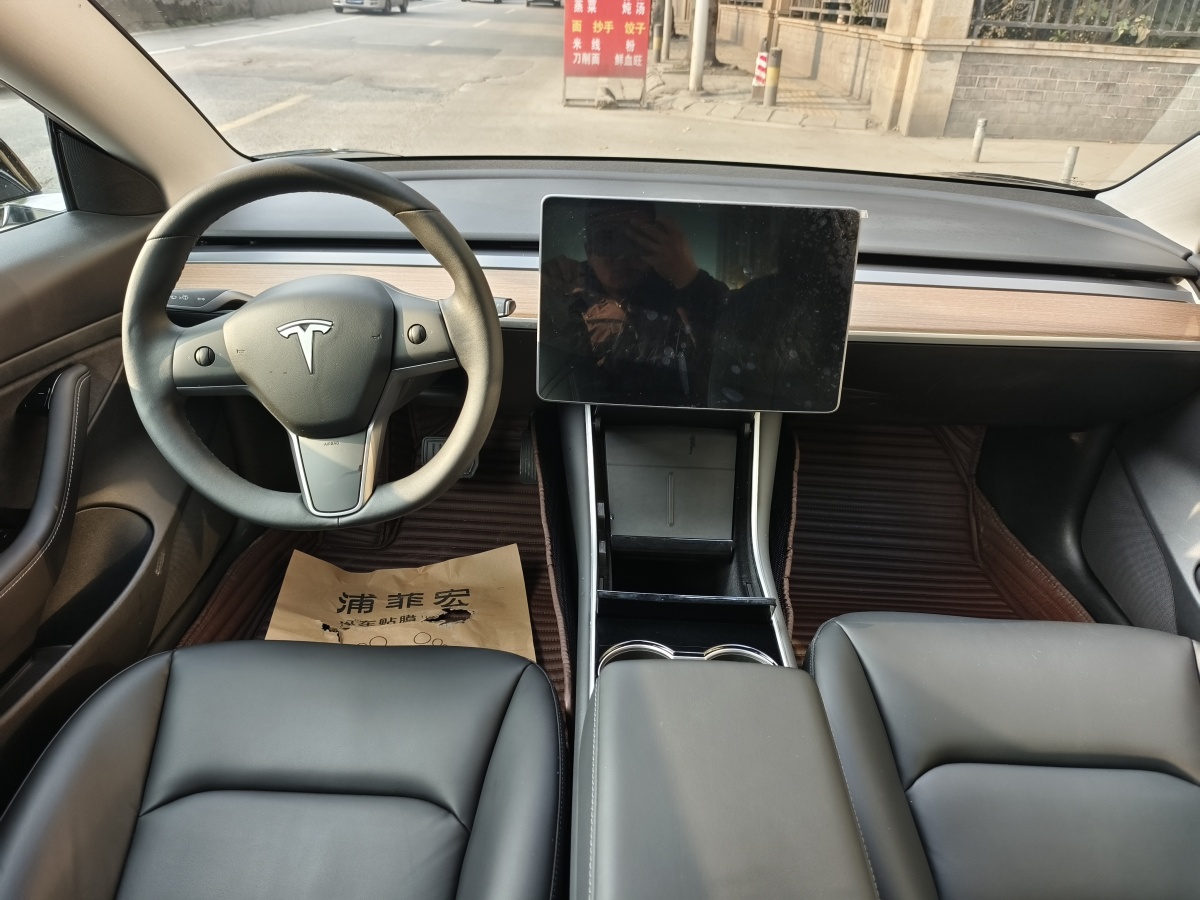 特斯拉 Model 3  2019款 標(biāo)準(zhǔn)續(xù)航后驅(qū)升級(jí)版圖片