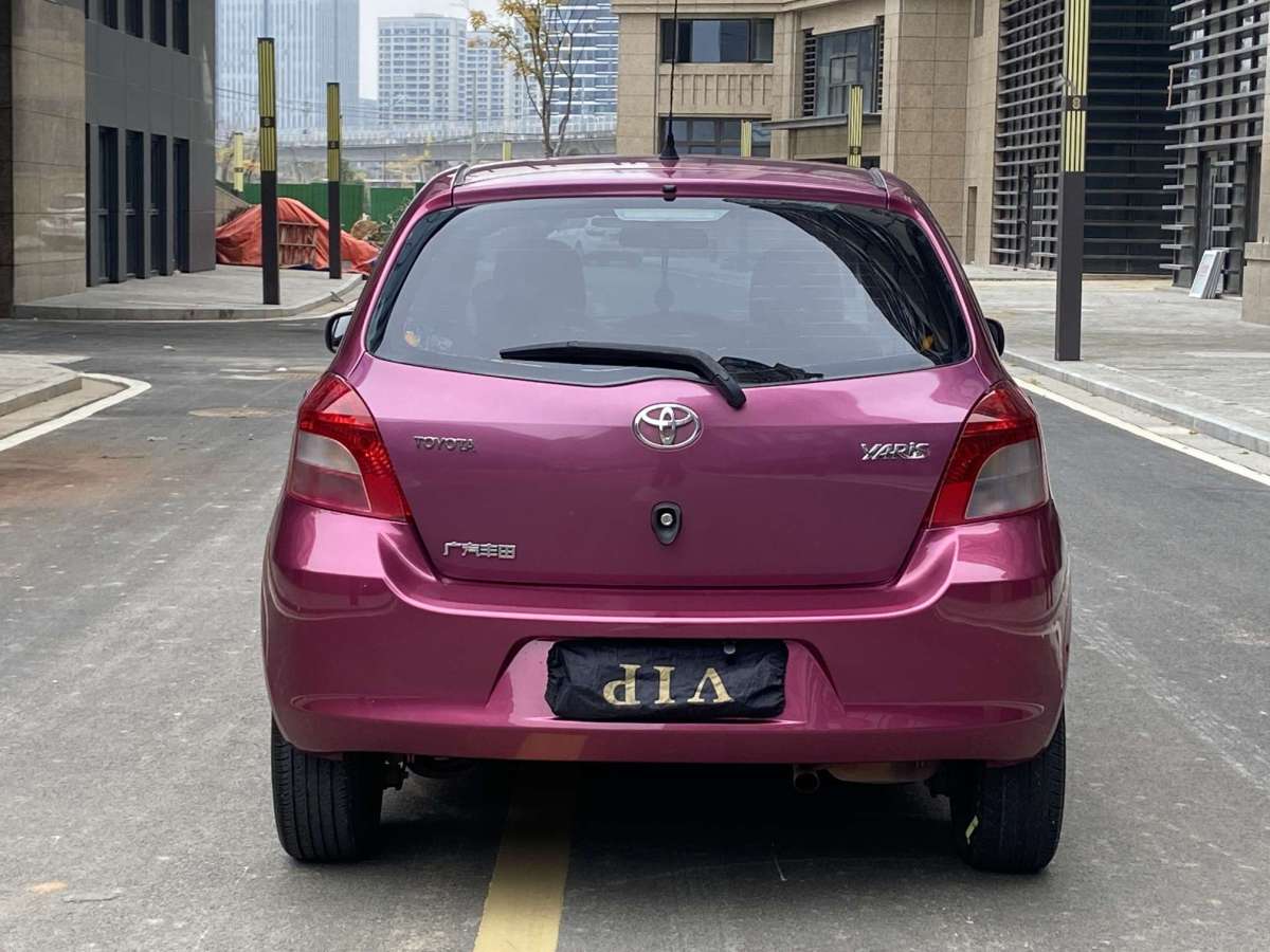 丰田粉色车小型车图片
