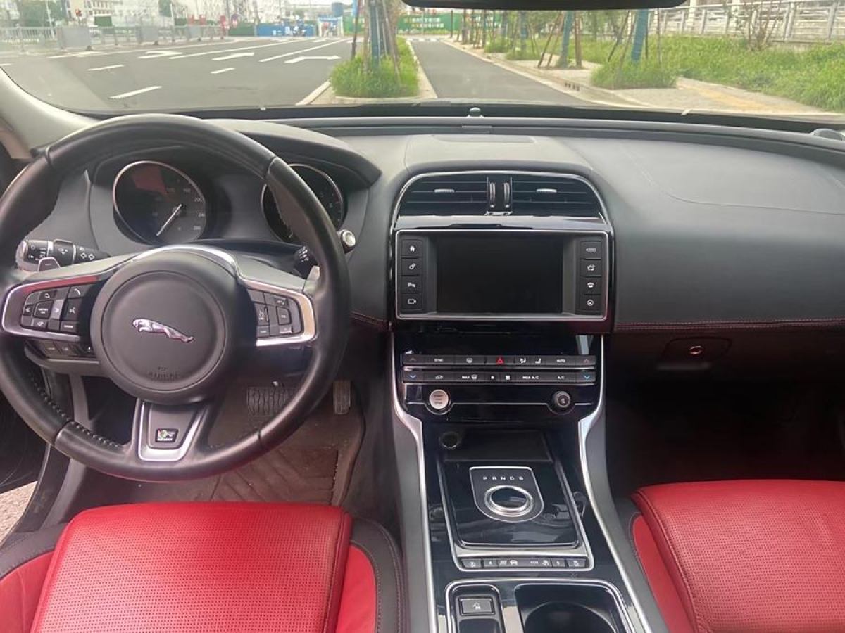 捷豹 XE  2018款 2.0T 300PS 四驅(qū)R-Sport運動版圖片