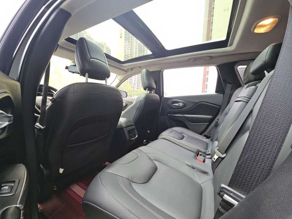 Jeep 自由光  2017款 2.4L 領(lǐng)先版圖片