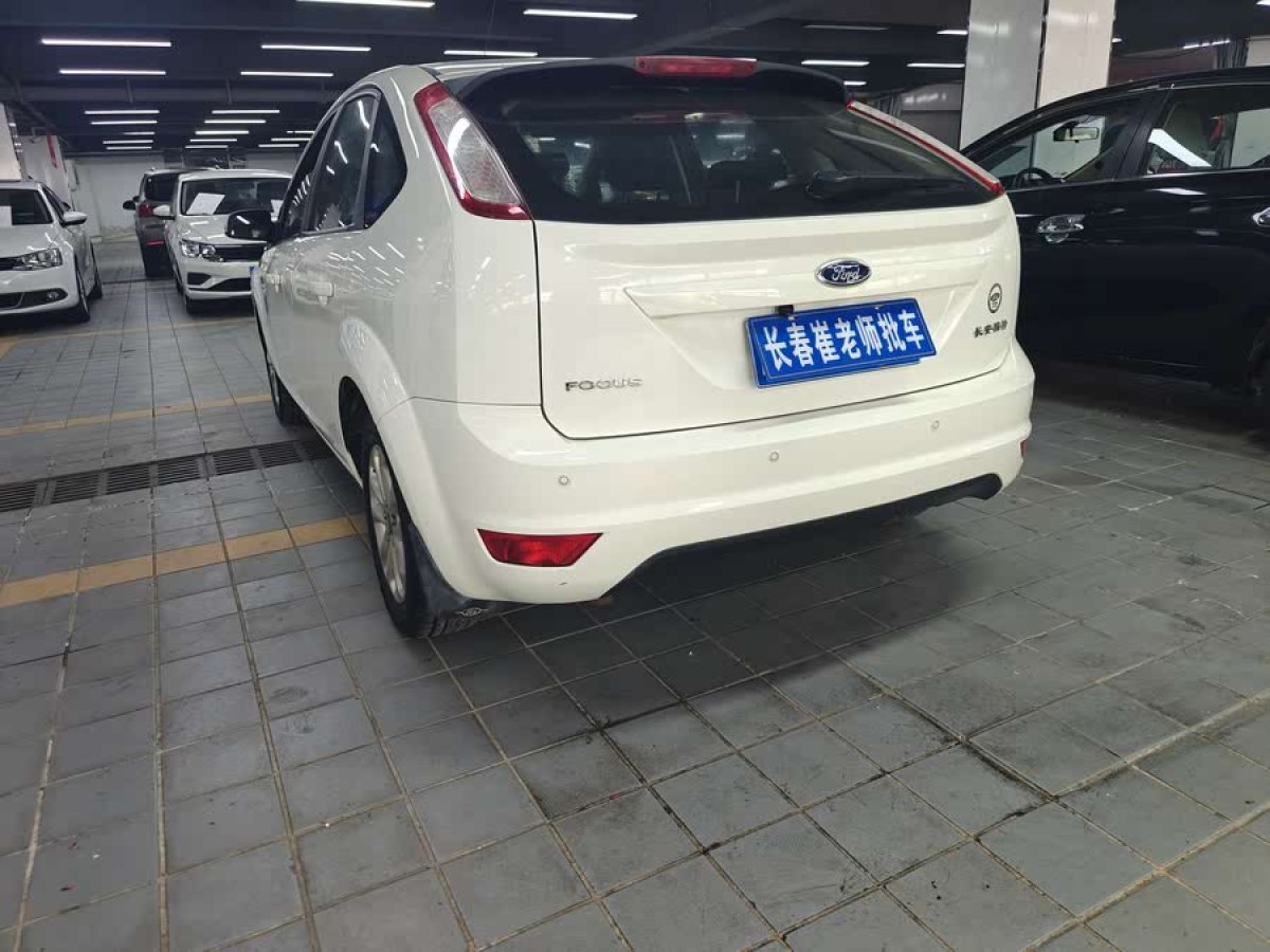 福特 ?？怂? 2013款 兩廂經(jīng)典 1.8L 自動(dòng)基本型圖片