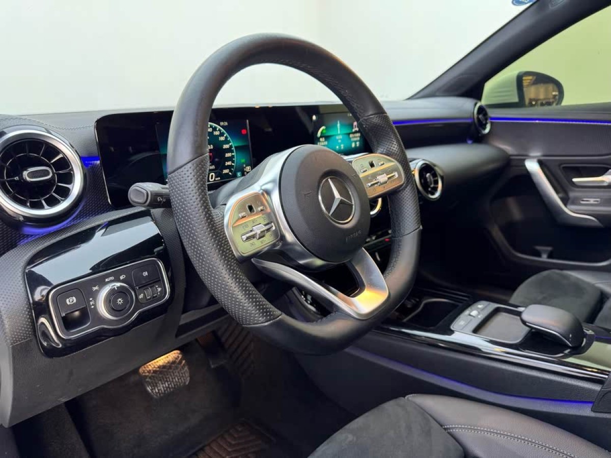 奔馳 奔馳A級(jí)  2019款  改款 A 180 L 運(yùn)動(dòng)轎車圖片
