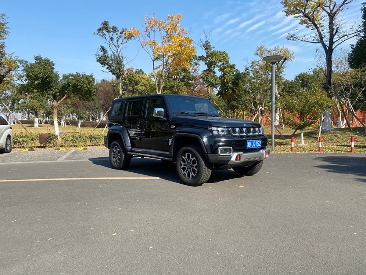 北京 BJ40  2023款 2.0T 自動兩驅(qū)城市獵人版?zhèn)b客型圖片