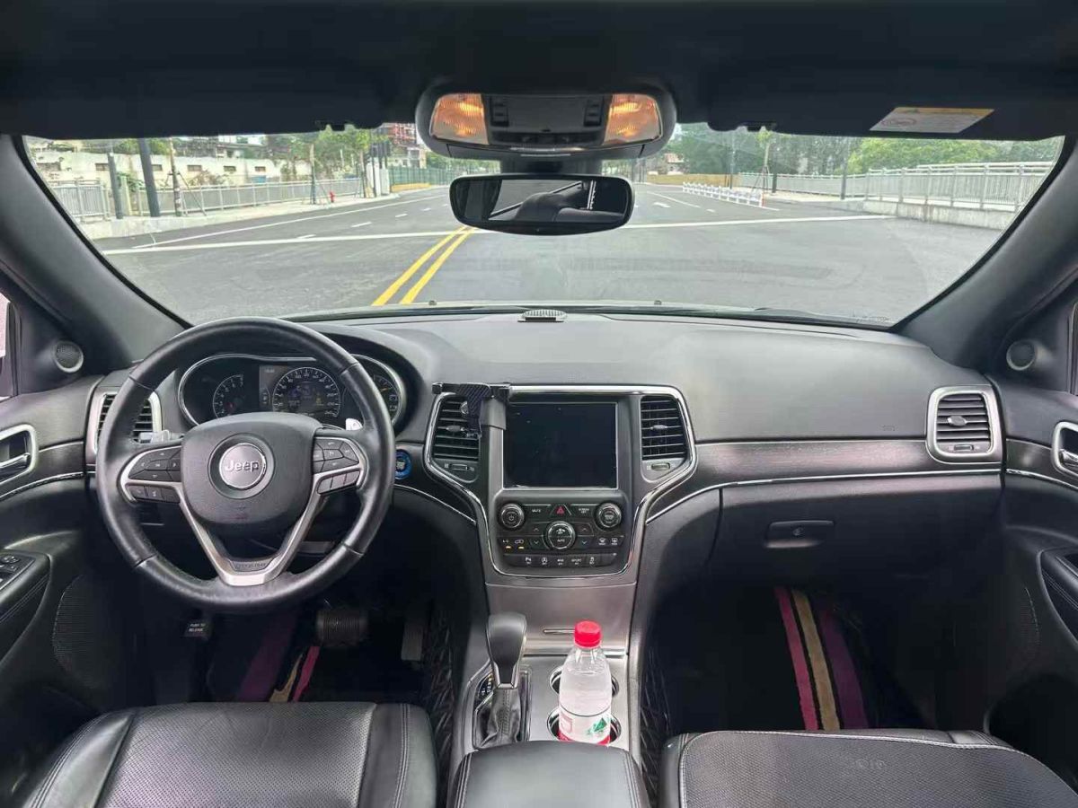 Jeep 大切諾基  2019款 3.0L 專業(yè)導(dǎo)航版圖片