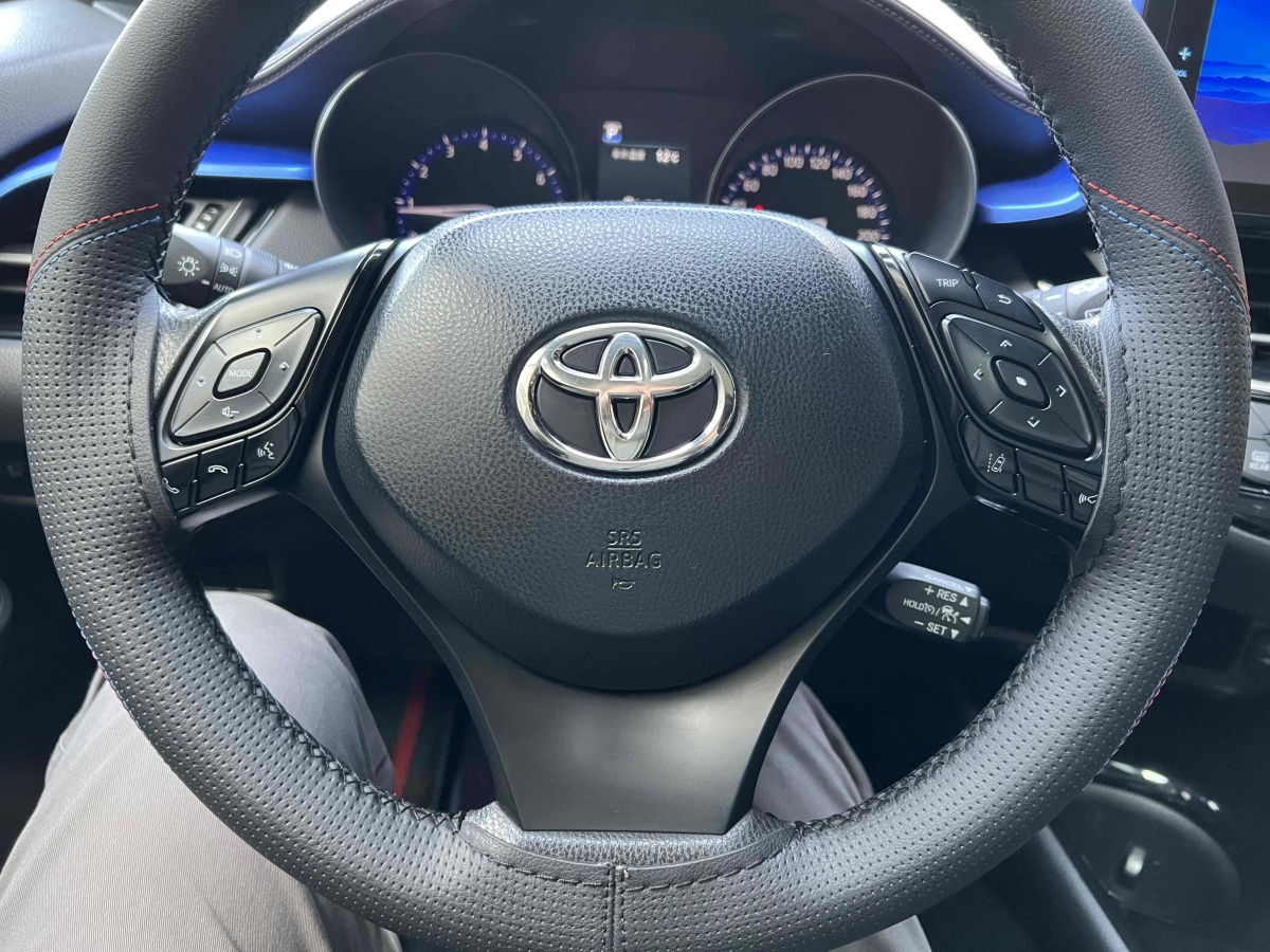 豐田 C-HR  2018款 2.0L 領(lǐng)先天窗版 國VI圖片