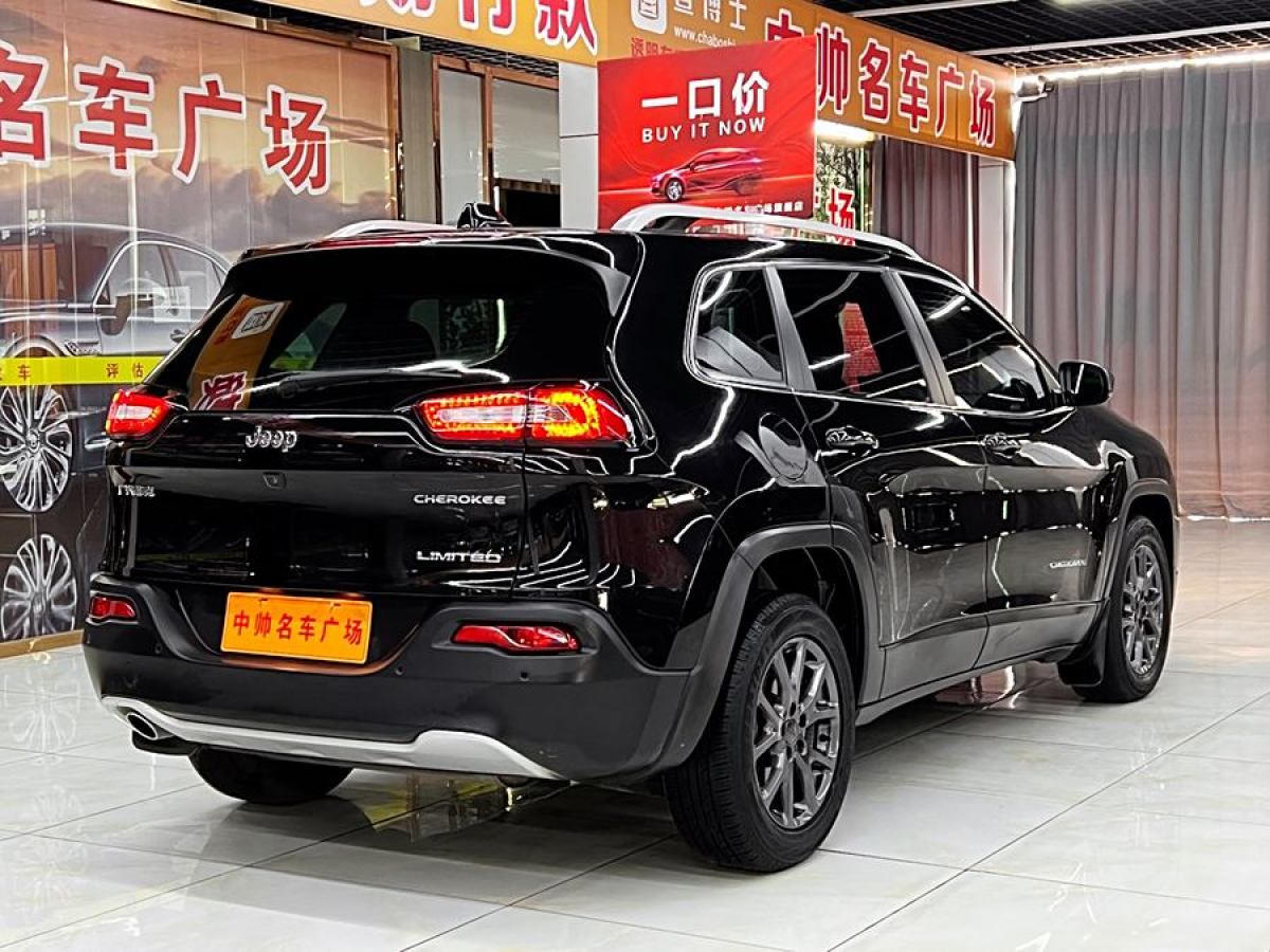 Jeep 自由光  2020款 2.0L 兩驅(qū)經(jīng)典運(yùn)動(dòng)版圖片