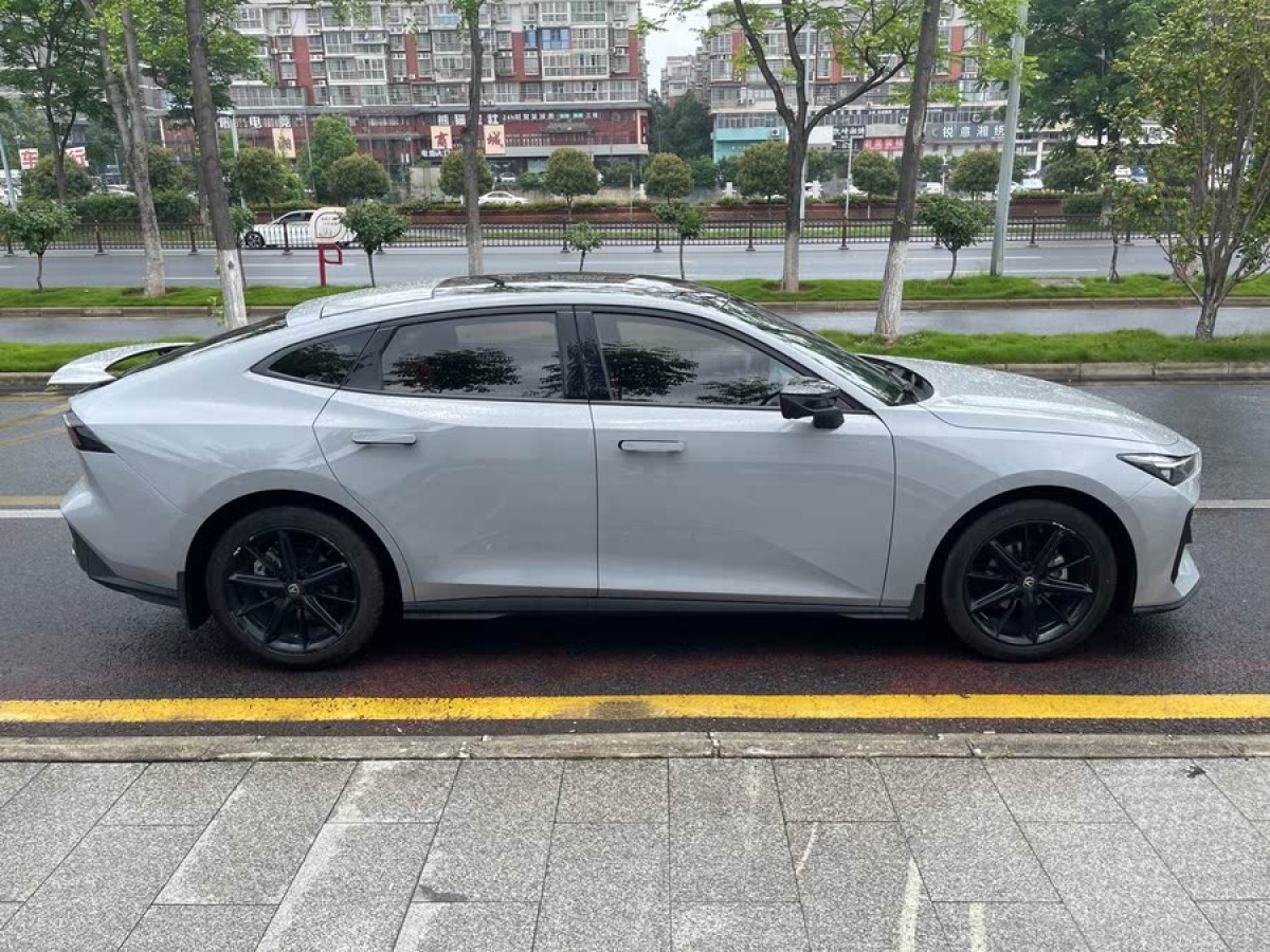 長安 長安UNI-V  2022款 1.5T 尊貴型圖片