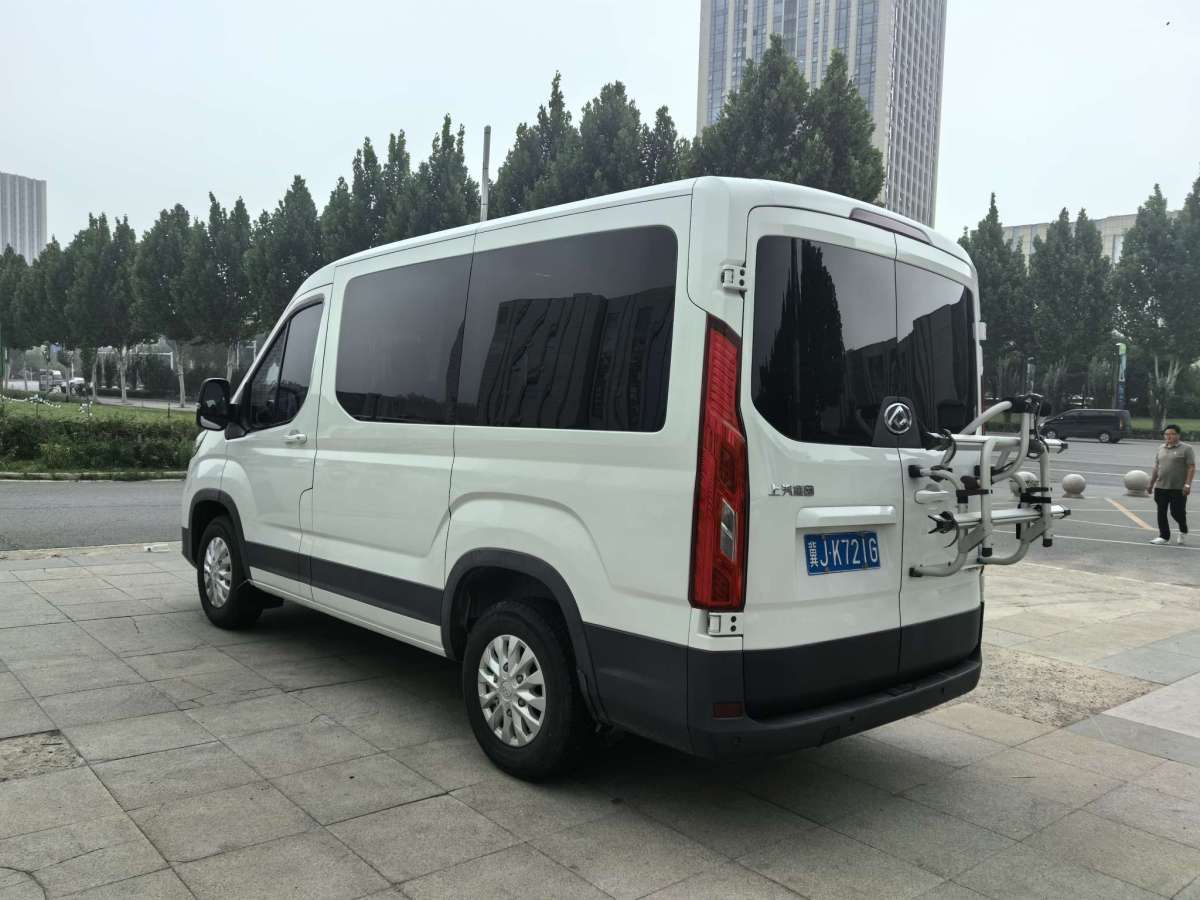 上汽大通 V90  2020款 2.0T AMT運杰版前驅(qū)后單胎短軸中頂6座圖片