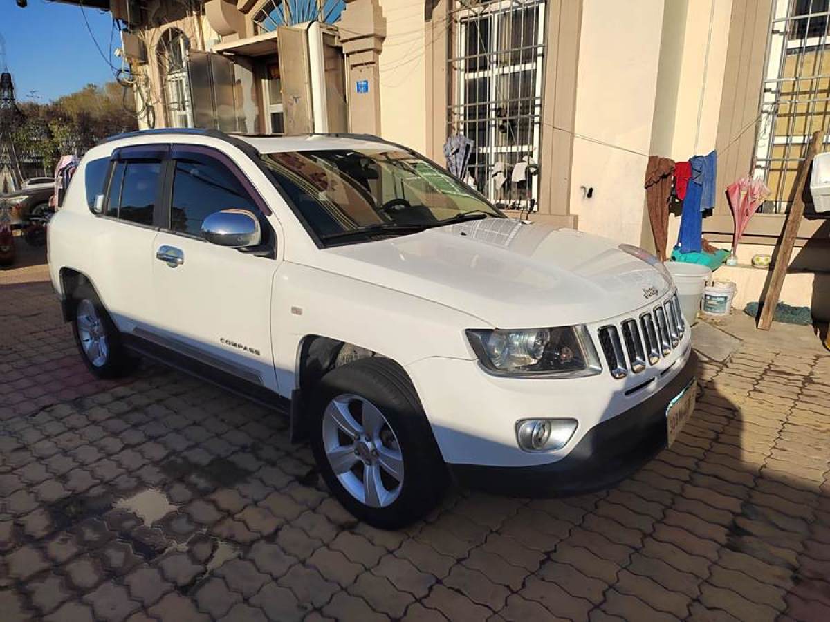 Jeep 指南者  2013款 2.0L 兩驅(qū)炫黑豪華版圖片