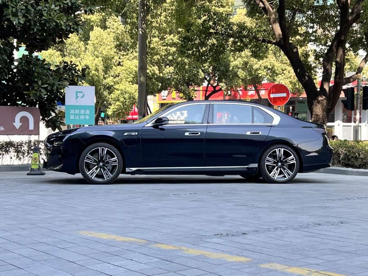 寶馬 寶馬i7  2023款 xDrive60L M運(yùn)動(dòng)套裝圖片