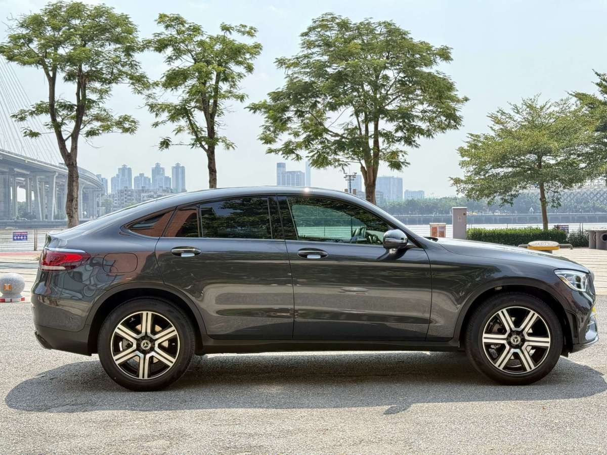 2022年04月奔馳 奔馳GLC  2022款 改款 GLC 260 4MATIC 轎跑SUV