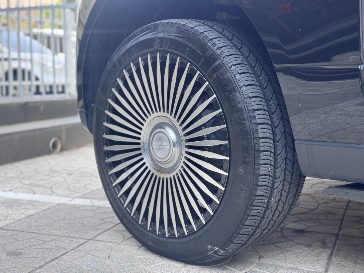路虎 攬勝  2020款 3.0 L6 傳世加長(zhǎng)版圖片
