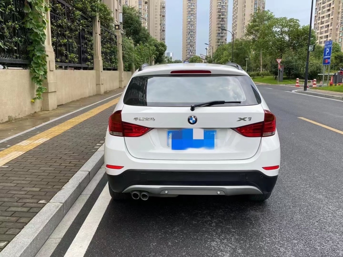 寶馬x1二手車值得買主要看1二手車證件,車證上涉及兩個重要的號碼