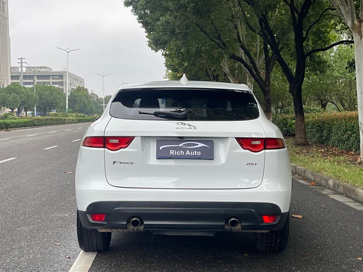 捷豹 F-PACE  2016款 2.0T 兩驅(qū)都市尊享版圖片