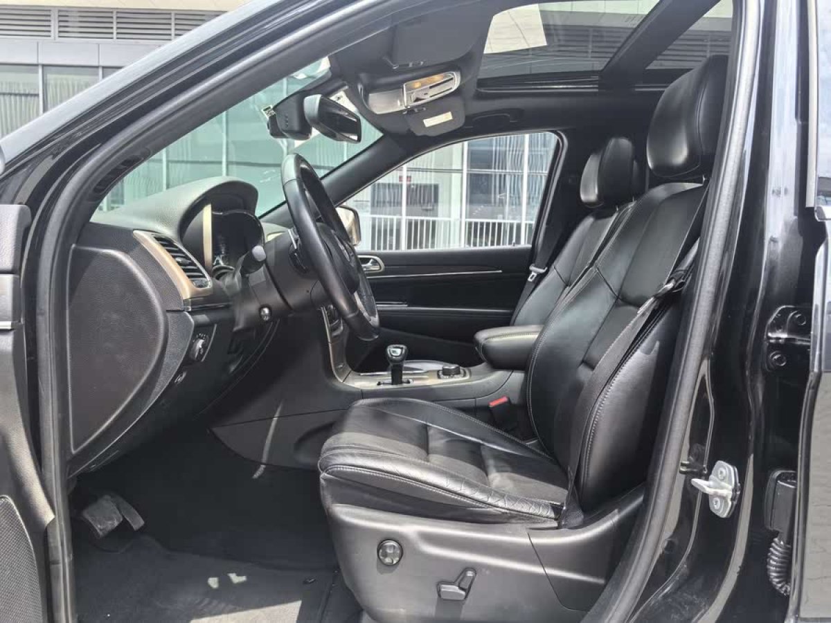 Jeep 大切諾基  2016款 3.0L 精英導(dǎo)航版圖片