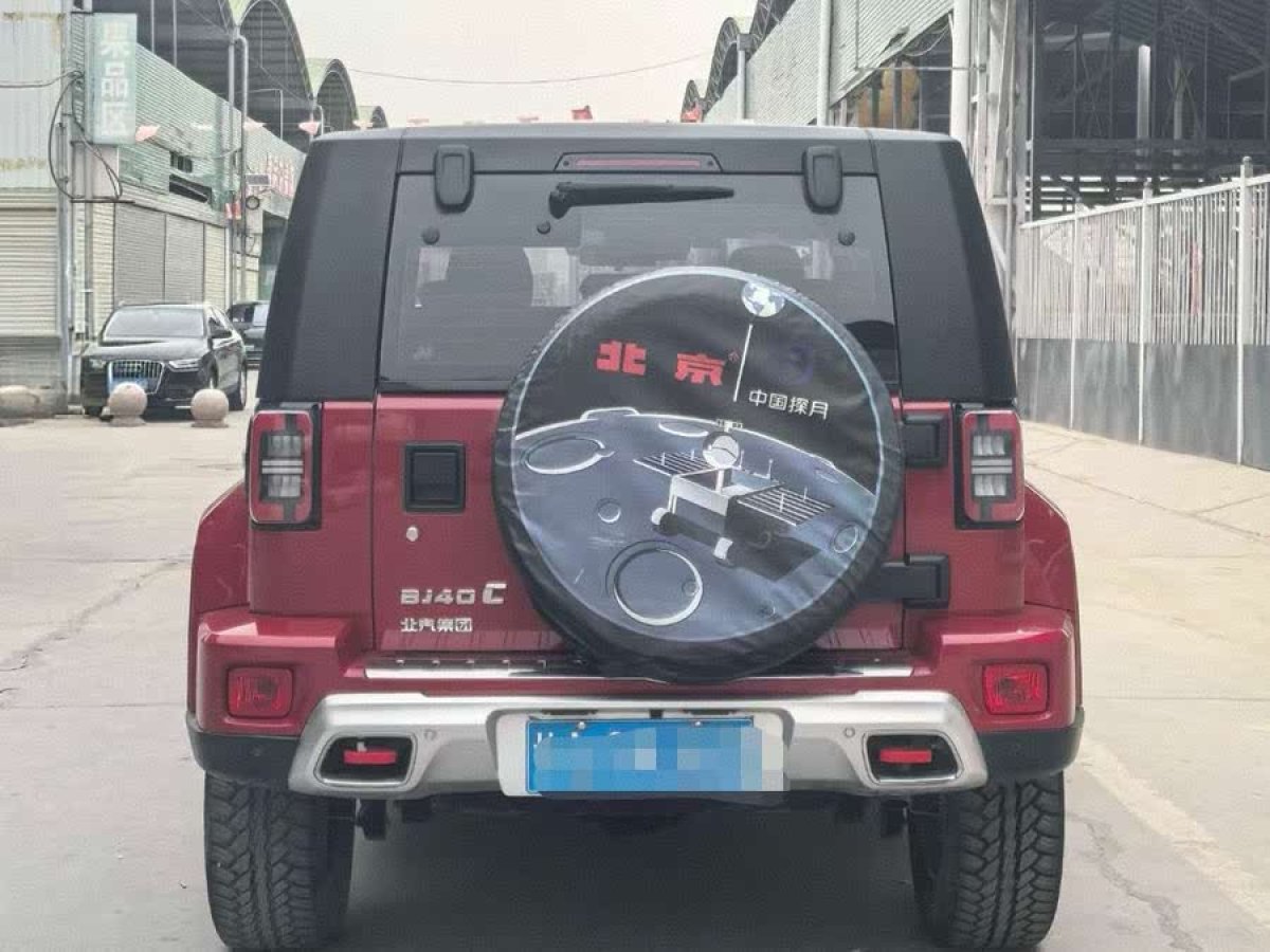 北京 BJ40  2023款 2.0T 自動(dòng)四驅(qū)城市獵人版?zhèn)b客型圖片