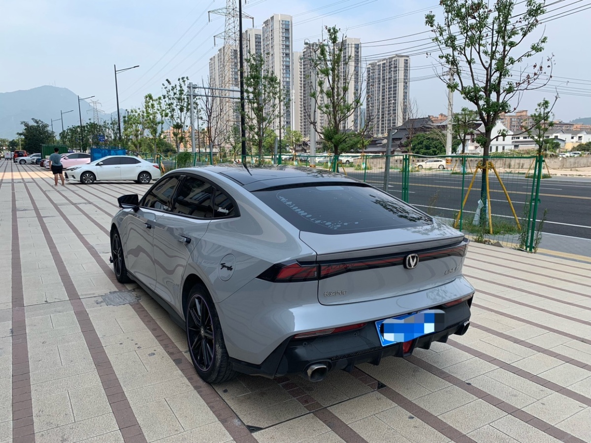 长安 长安UNI-V  2022款 1.5T 尊贵型图片