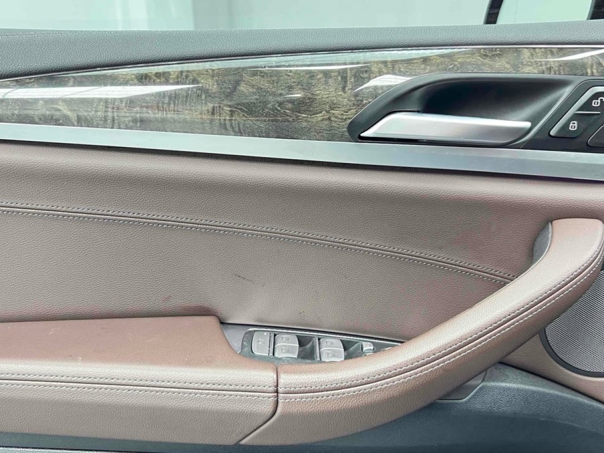 寶馬 寶馬X3  2019款  xDrive30i 領(lǐng)先型 M運(yùn)動(dòng)套裝圖片