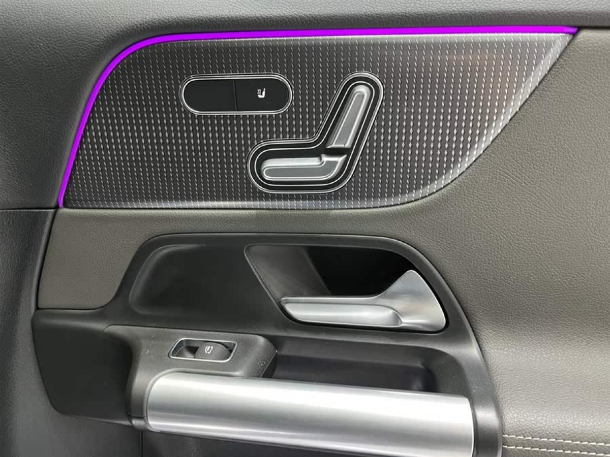 奔馳 奔馳EQA  2022款 EQA 300 4MATIC 首發(fā)特別版圖片