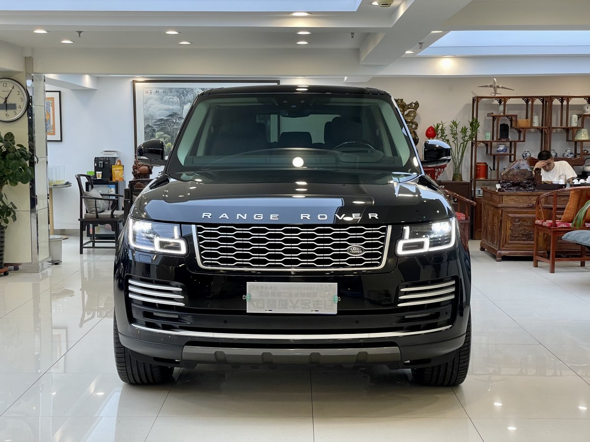 路虎 攬勝  2022款 3.0 L6 400PS 傳世加長經(jīng)典版圖片