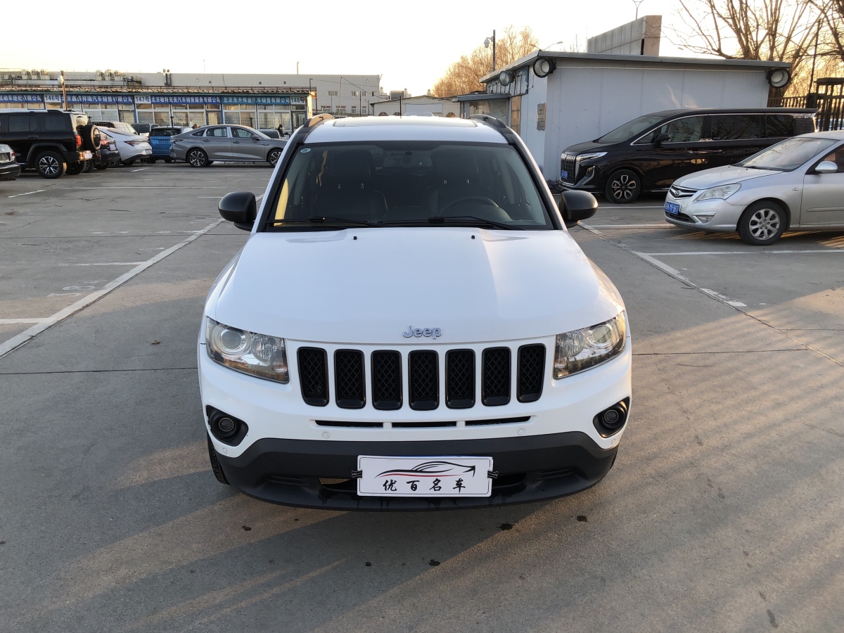 Jeep 指南者  2013款 2.4L 四驅炫黑導航版圖片