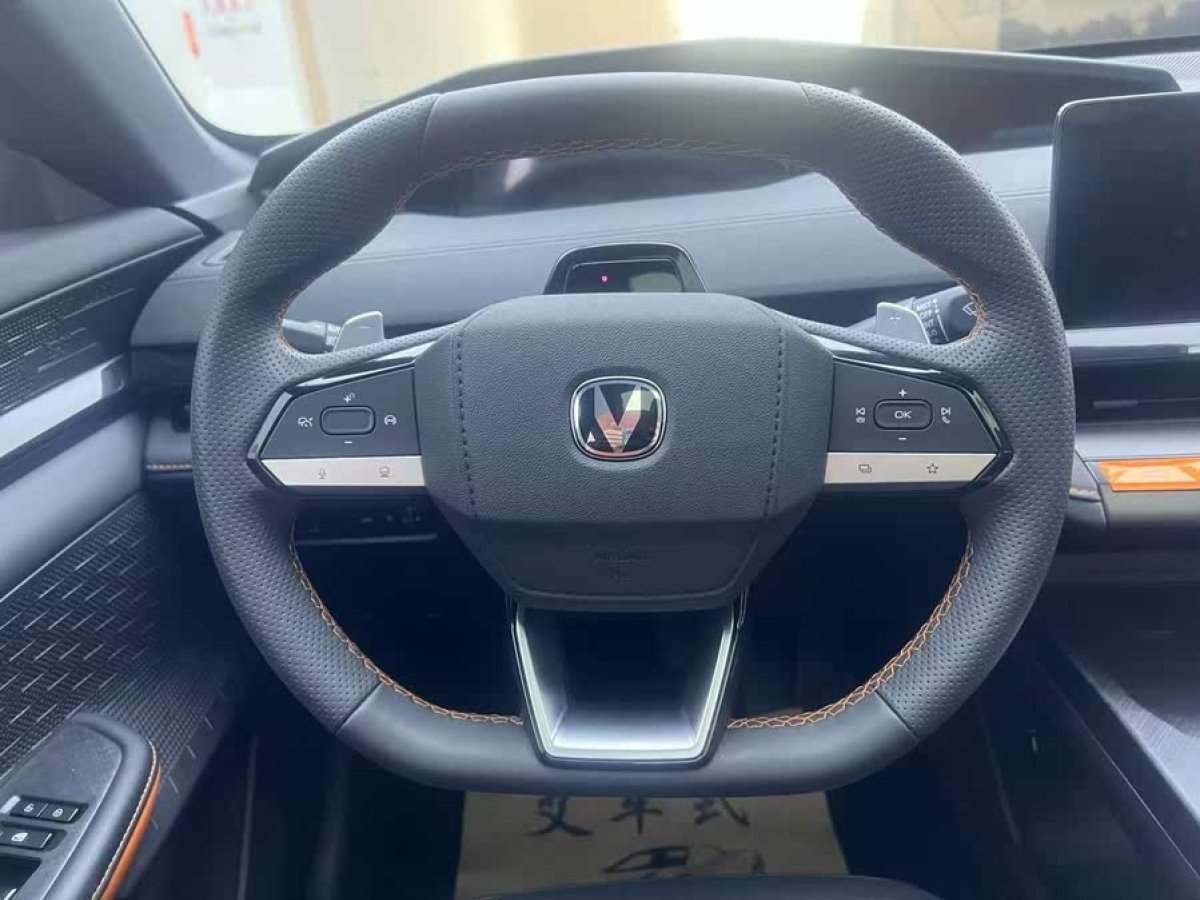 長安 長安UNI-V  2022款 1.5T 尊貴型圖片