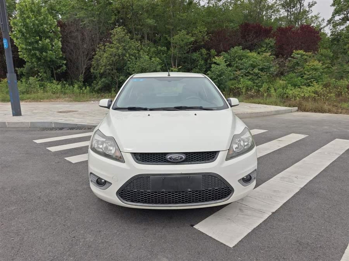 福特 福克斯  2013款 兩廂經(jīng)典 1.8L 手動基本型圖片