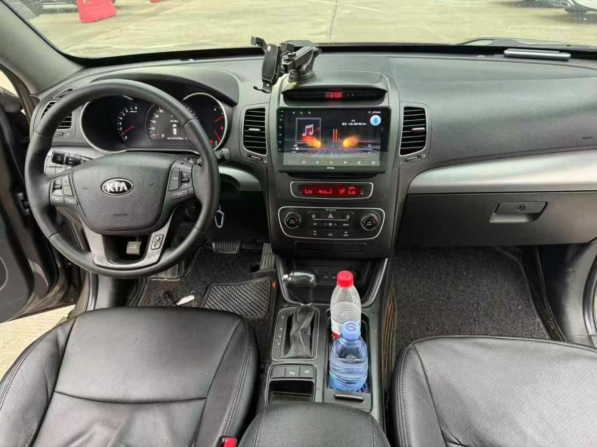 日產(chǎn) GT-R  2014款 3.8T Premium Edition 棕紅內(nèi)飾圖片