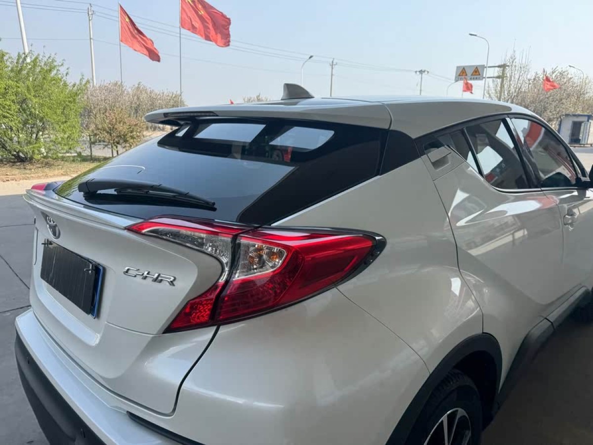 豐田 C-HR  2020款 2.0L 領(lǐng)先版圖片