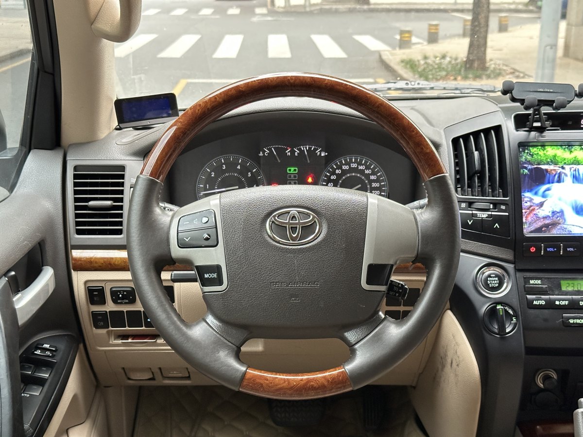 豐田 蘭德酷路澤  2015款 4.0L V6 中東低配版圖片