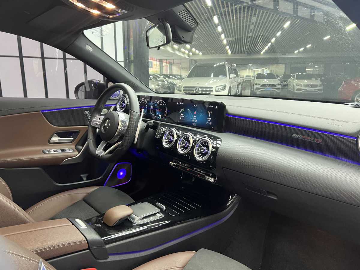 奔馳 奔馳A級  2020款 改款 A 200 L 運動轎車動感型圖片