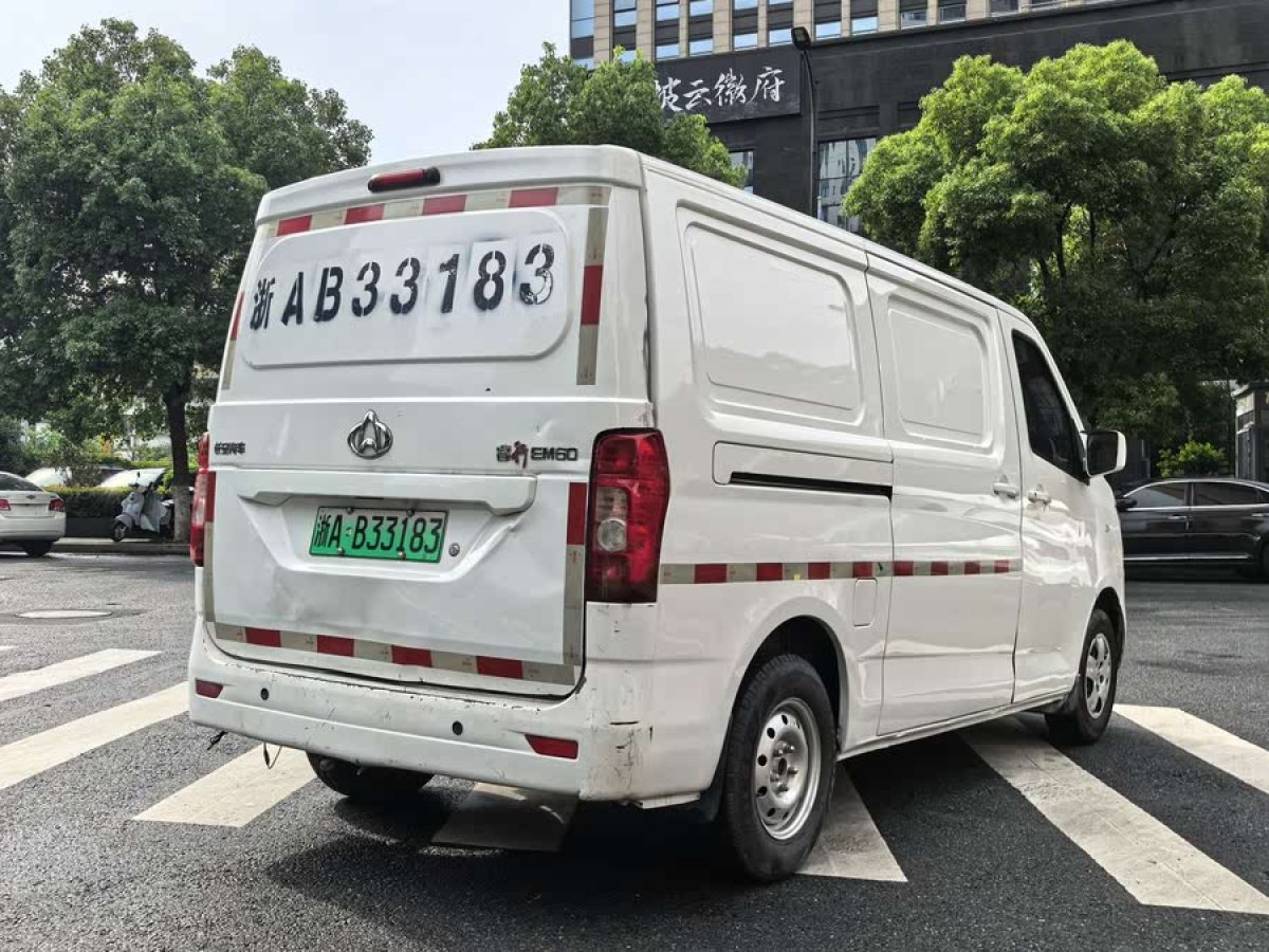 長(zhǎng)安歐尚 長(zhǎng)安睿行EM60  2022款 純電動(dòng)廂式運(yùn)輸車4525車長(zhǎng)平頂背掀門2座60kW 41.86kWh圖片