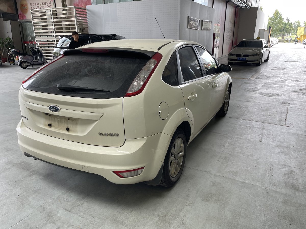 福特 ?？怂? 2013款 兩廂經(jīng)典 1.8L 自動基本型圖片