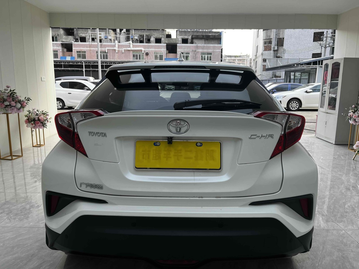 豐田 C-HR  2020款 2.0L 領(lǐng)先版圖片