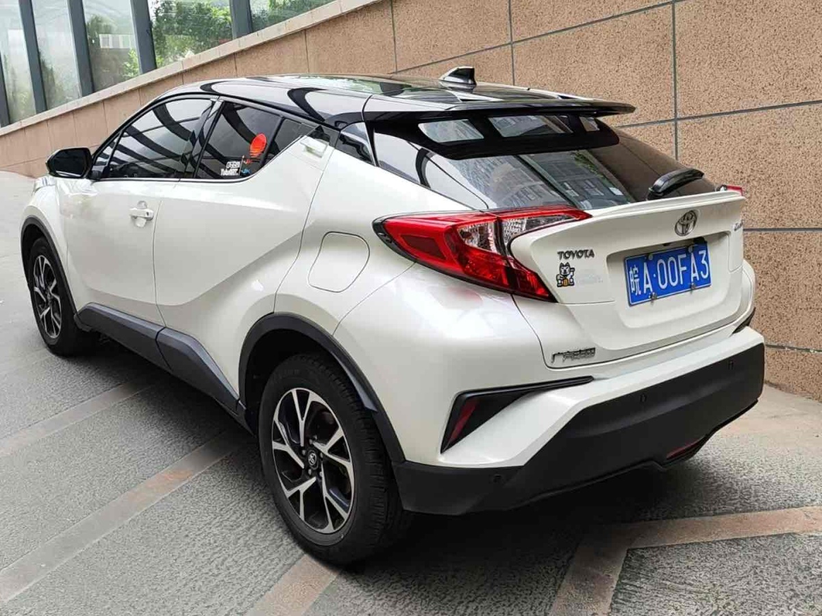 豐田 C-HR  2020款 2.0L 領(lǐng)先版圖片