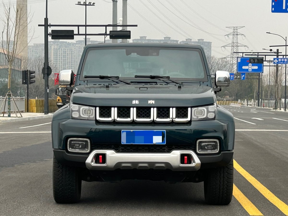 北京 BJ40  2023款 2.0T 自動(dòng)四驅(qū)城市獵人版?zhèn)b客型圖片