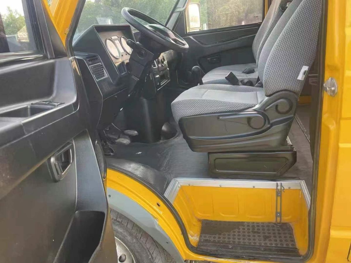 依維柯 得意  2021款 2.8T V35 VAN廂式運(yùn)輸車3座短軸中頂單胎手動(dòng)門圖片