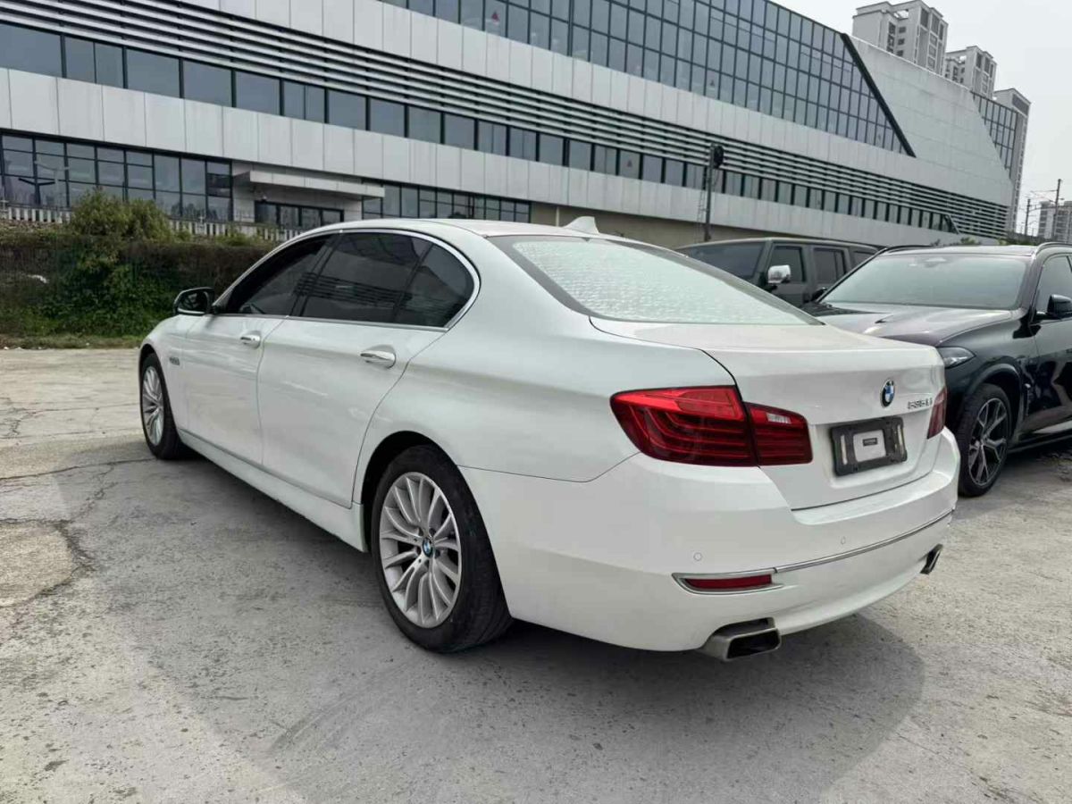 寶馬 寶馬5系  2015款 530Li 2.0T 豪華設(shè)計(jì)套裝圖片