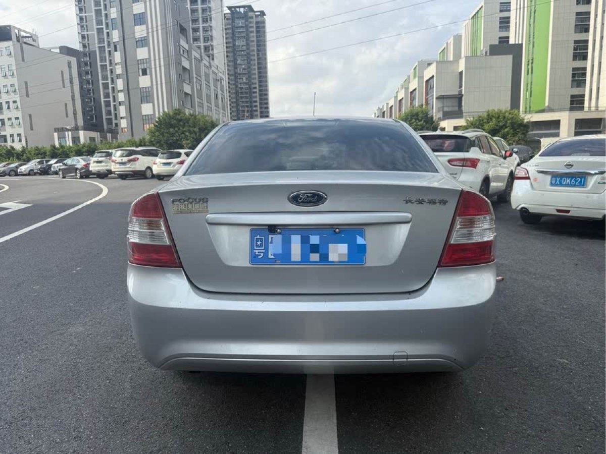 福特 ?？怂? 2013款 三廂經(jīng)典 1.8L 手動基本型圖片