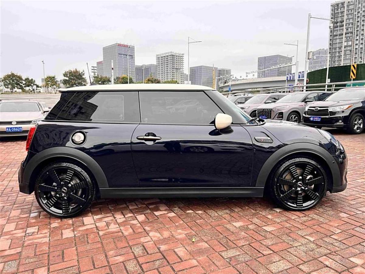 MINI MINI  2023款 改款 2.0T COOPER S 藝術(shù)家圖片