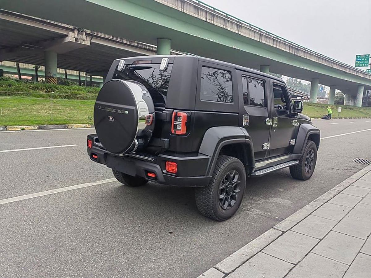 北京 BJ40  2023款 2.0D 自動四驅(qū)刀鋒英雄版?zhèn)b客型圖片