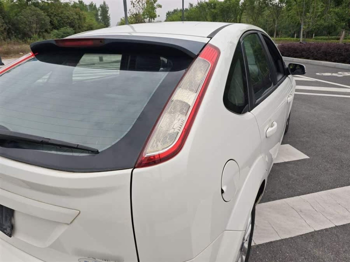 福特 ?？怂? 2013款 兩廂經(jīng)典 1.8L 手動基本型圖片