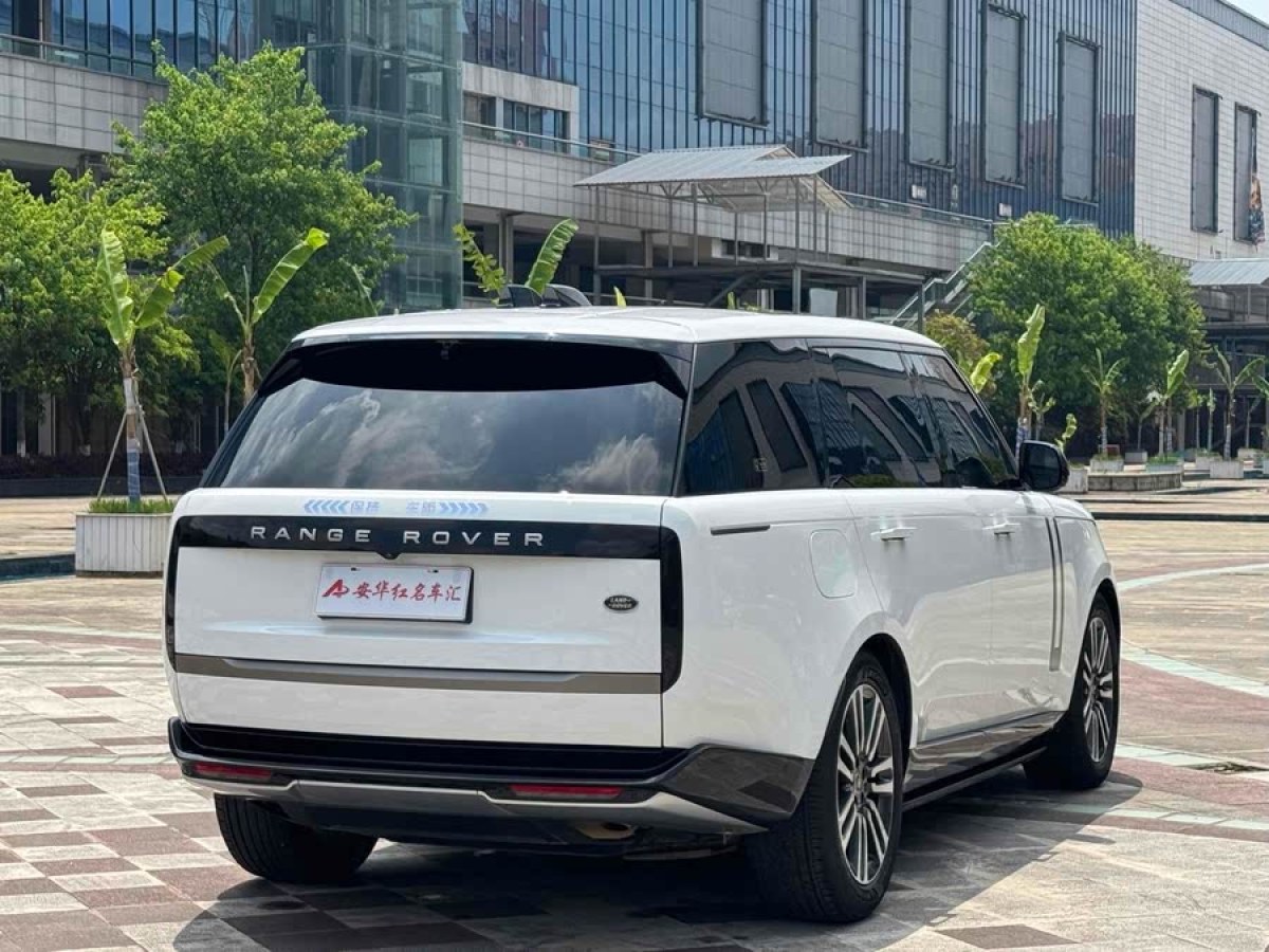 路虎 攬勝  2023款 改款 3.0 L6 400PS 盛世加長(zhǎng)版圖片